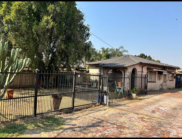 5 BEDROOM FREESTANDING FOR SALE IN PRETORIA WEST